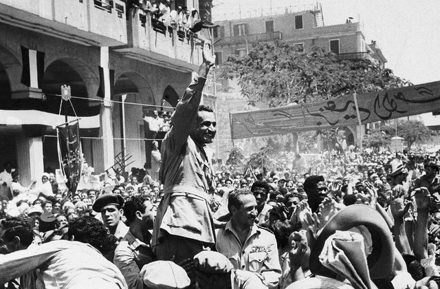 "La Guerra de Suez"  Se inició una política nacionalista