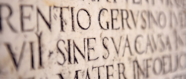 Se crean las primeras traducciones al latin.