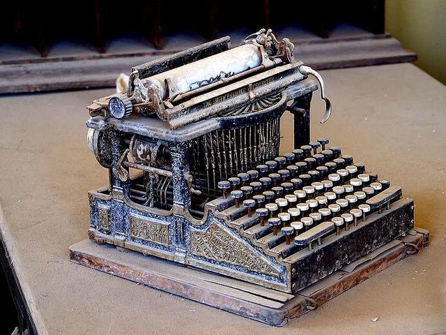 PRIMERA MAQUINA DE ESCRIBIR