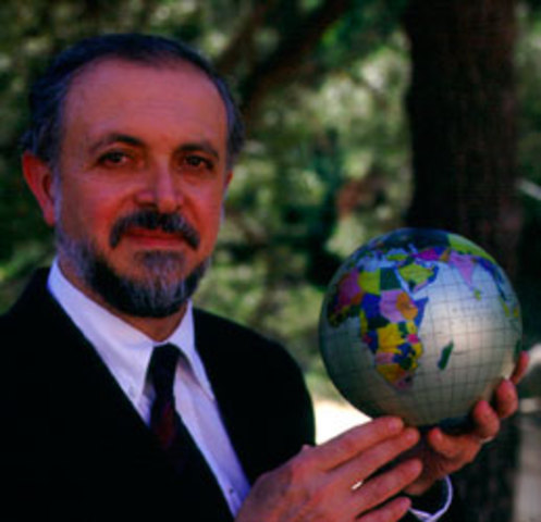 Mario Molina alerta al mundo sobre el uso de los clorofluorocarbonados en aerosoles industriales y domésticos.