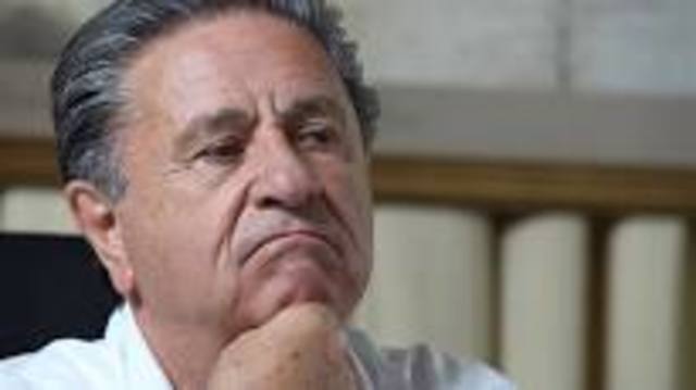 Eduardo Duhalde asume la presidencia