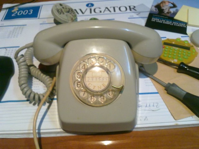 Primer teléfono de línea