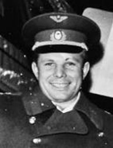 Yuri Gagarin entra no espaço.
