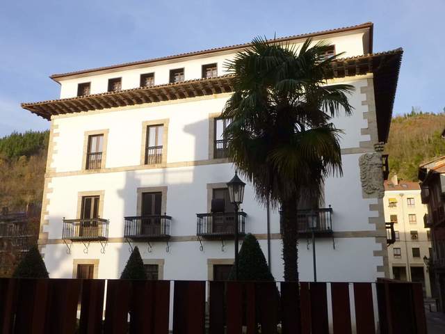 Irizar jauregia eraikitzea