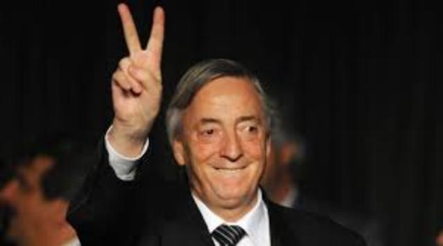 Asume Nestor Kirchner