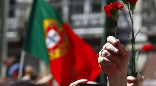 A Revolução dos Cravos