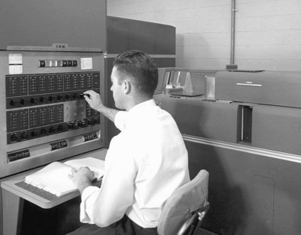 Llega el primer computador a Colombia