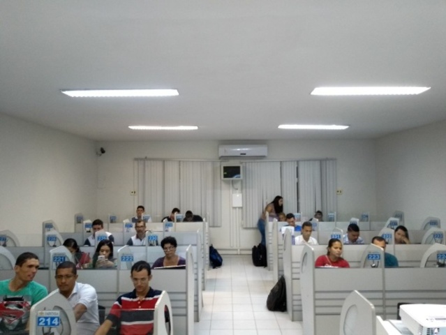 Turma do v período de matemática no laboratório de informatica utilizando o Kahoot.