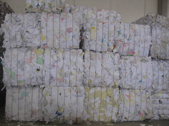 Papel usado para reciclarlo (Los japoneses empiezan a almacenar el papel)