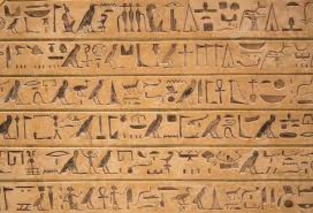 Los egipcios empiezan a utilizar la escritura