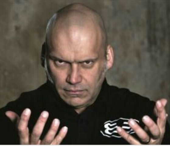 Blaze Bayley sustituye a Bruce.