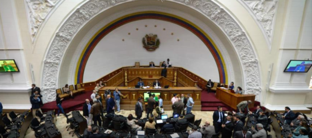 Parlamento venezolano debate abandono del cargo de Maduro