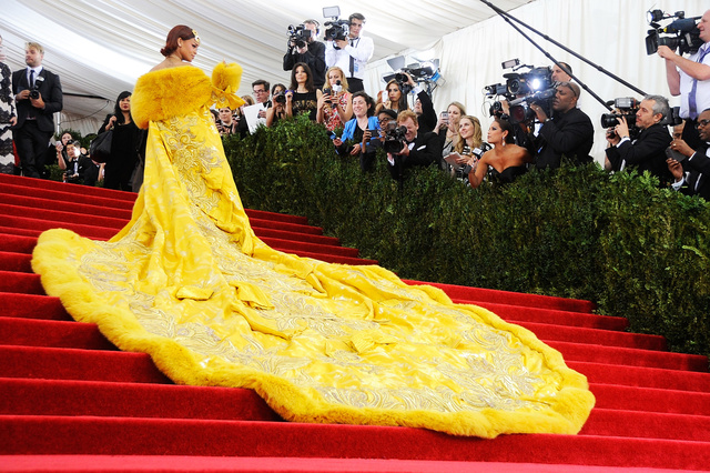 Rihanna con vestido de Guo Pei en 2015