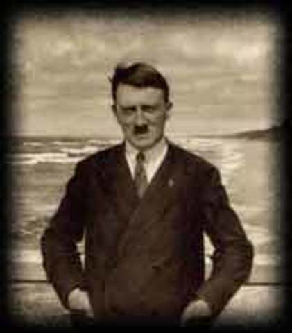 Hitler tries to overthrow government