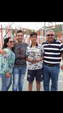 obtuvimos la primera foto familiar y premio de mi hermano al mejor jugador de la liga atlántico