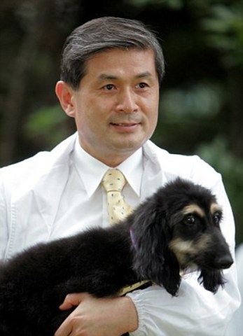 South Korean cloning scientist Hwang Woo-suk steps down from Seoul National University