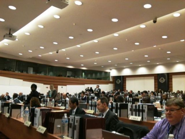 Adopta la Convención sobre Asistencia Administrativa Mutua en Materia Aduanera