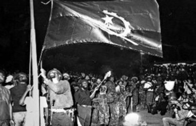 Independência oficial de Angola