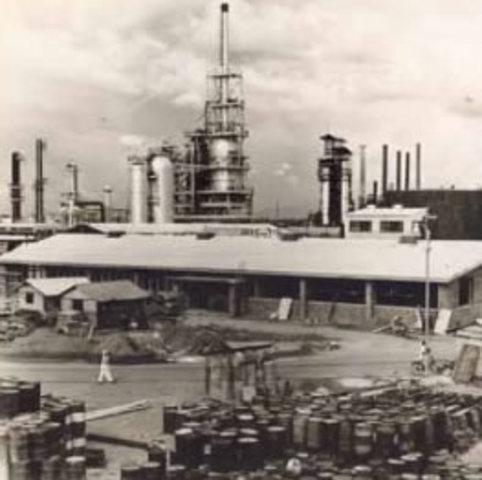 Inició la refinación de crudo en Barrancabermeja.