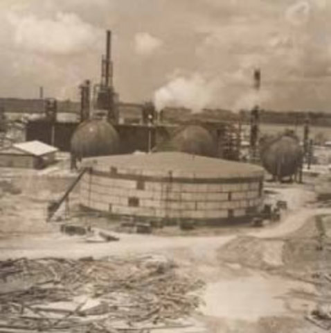 Se inaugura la planta Cartagena Oil Refining Company, cerrada en 1922.