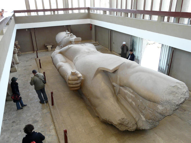 Inicia les seves primeres campanyes militars a Àsia