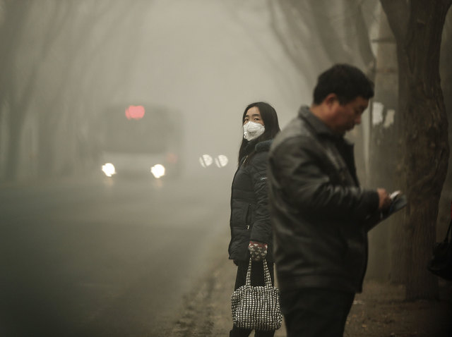 Beijing issues its 1st ever red alert for pollution