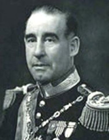 O general Craveiro Lopes é eleito Presidente da República.