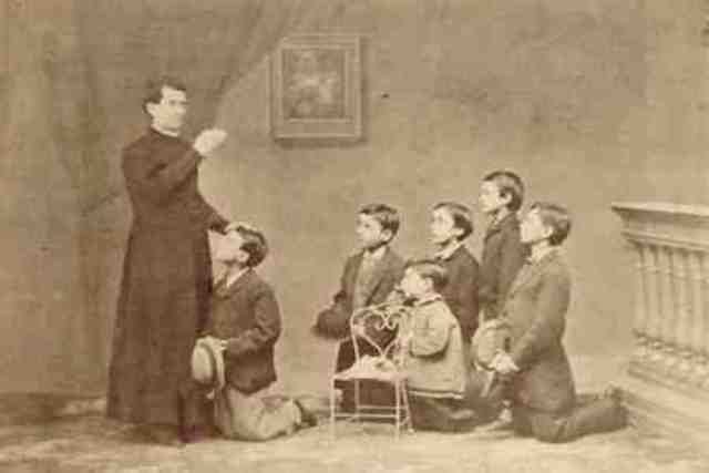 Se restablece la unidad nacional y se organiza la educación en concordancia con la religión católica.(1886)