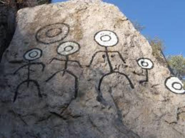 Se invento la escritura que se expresaba por medio de dibujos o símbolos en las paredes de la cuevas por los primeros hombres.