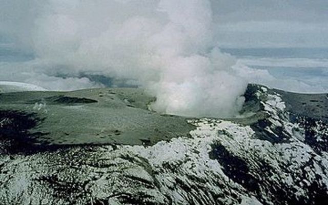 El volcán Monte Nevado del Ruiz,hace erupción