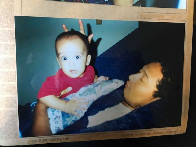 Junto a mi tío Enrique en casa de los abuelos