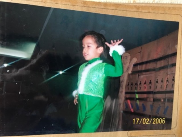 Nuevamente a los 5, pero ahora en un baile de la misma escuela