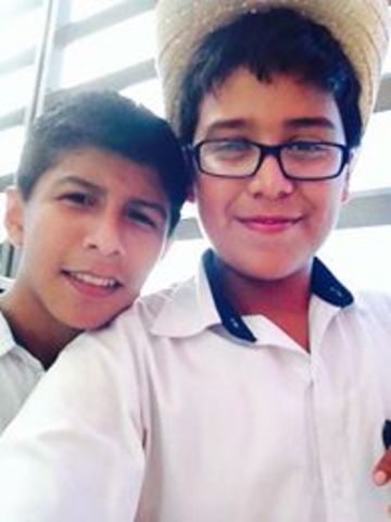 En la secundaria a los 13 a lado de un amigo