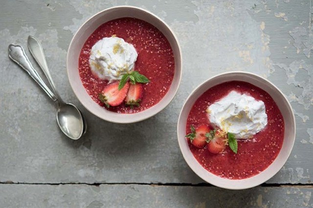 Set Strawberries with Coconut Cream