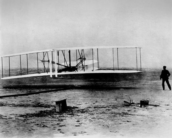Se prueban las primeras aeronaves de la mano de los hermanos Wright.