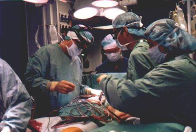 Se realiza la primera operación de trasplante del corazón por el equipo médico que lideraba el Dr. James Hardy.