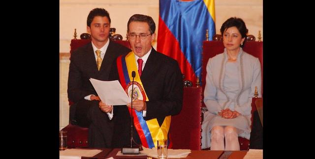 Álvaro Uribe Vélez es elegido como el presidente de la república de Colombia