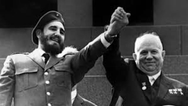 Cuba y la URSS restablecen relaciones diplomáticas.