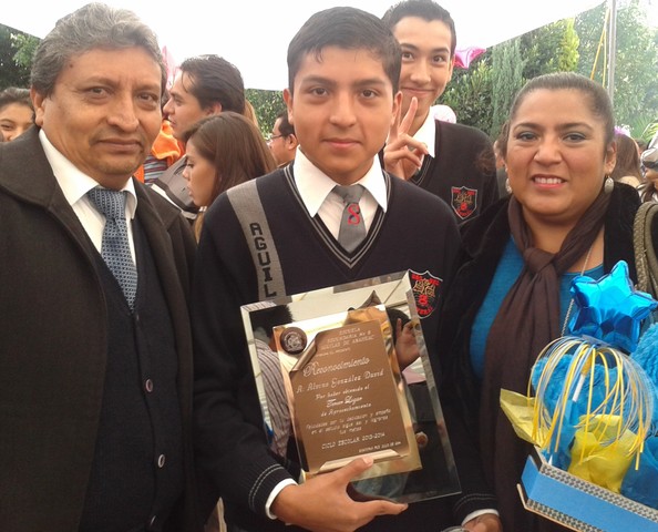 Recibí un reconocimiento especial por mi aprovechamiento escolar en la secundaria