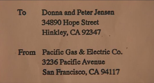 Erin recibe archivos inmobiliarios en su oficina