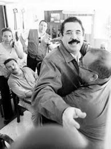 En Honduras, tras el regreso sorpresa del presidente derrocado Manuel Zelaya, que se refugia en la Embajada de Brasil