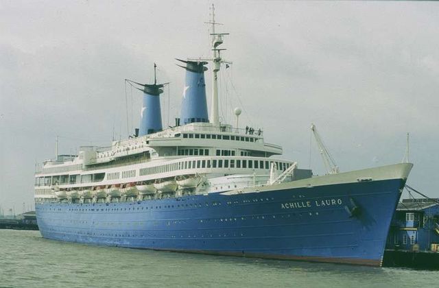 Cuatro terroristas palestinos secuestran el "Achille Lauro".