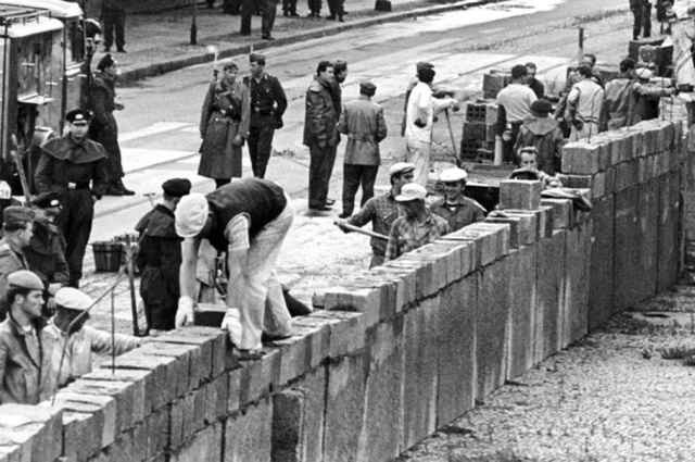 Construction of Berlin Wall
