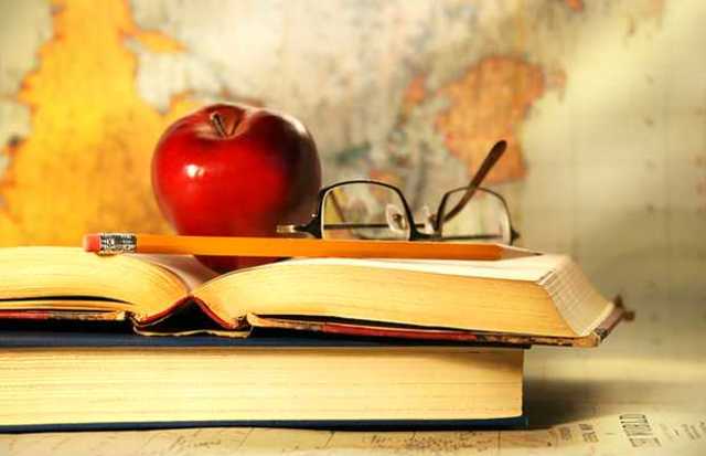 Se desempeña como teólogo y docente.