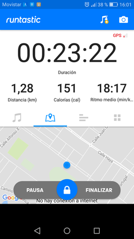 Camino a jugar a futbol