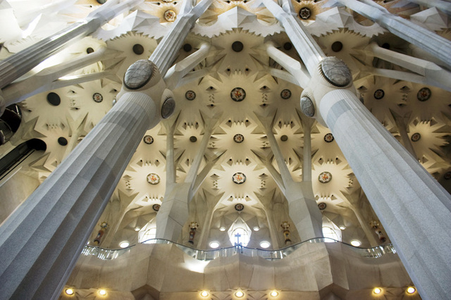 Construcción de las bóvedas de la nave central y del transepto