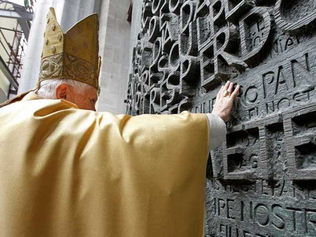 Dedicación de la Sagrada Familia por parte de S. S. Benedicto XVI