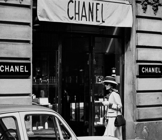 Au debut dela deuxienne guerre mondiale, elle a fermé sa magasins