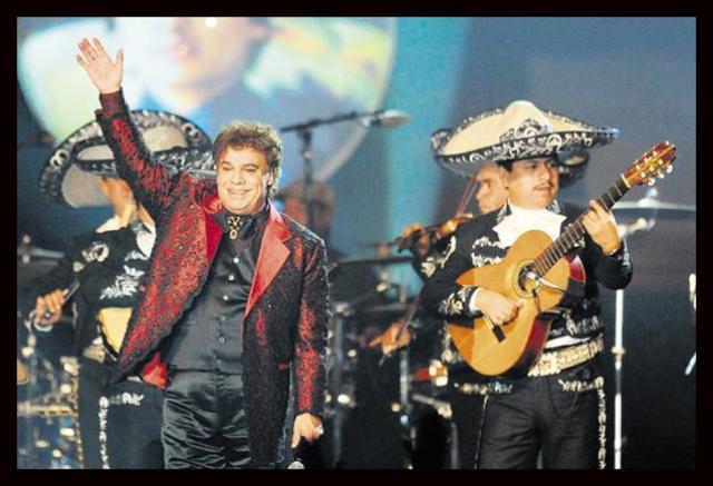 juan gabriel con mariachis