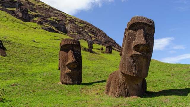Polynesians settle Rapa Nui (Easter Island)
